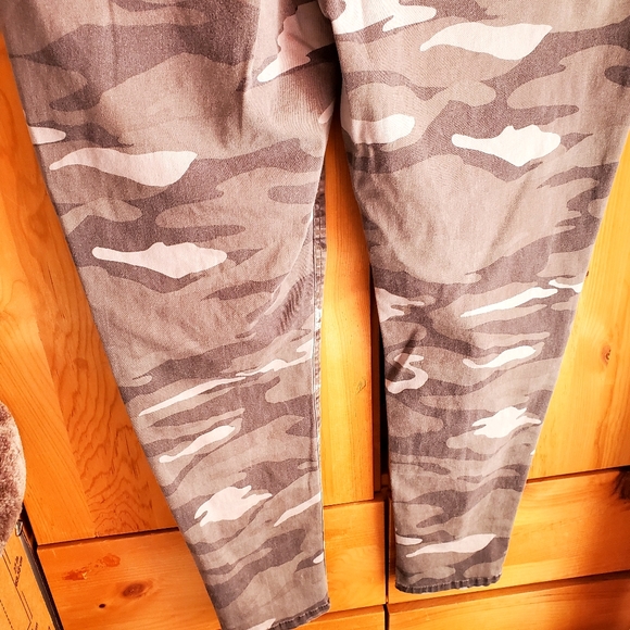 Democracy Ab'solution Camo Print Tapered Leg Jeans size 18 - Picture 6 of 9